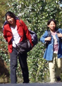 手游走在腿的最里面